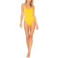 Gelbes Schwimmenabnutzungsfrauen reizvolles Strandkleid einteiliges Gelbes Schwimmenabnutzungsfrauen reizvolles Strandkleid einteilig